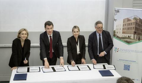 Photo de la pose de la première pierre
