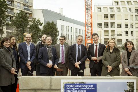 Photo de la pose de la première pierre
