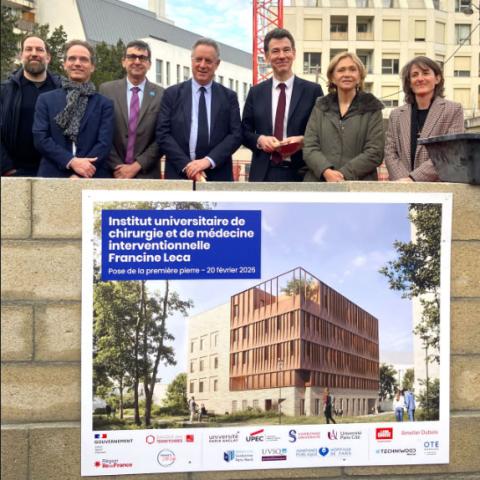 Photo de la pose de la première pierre pour le nouvel Institut de chirurgie